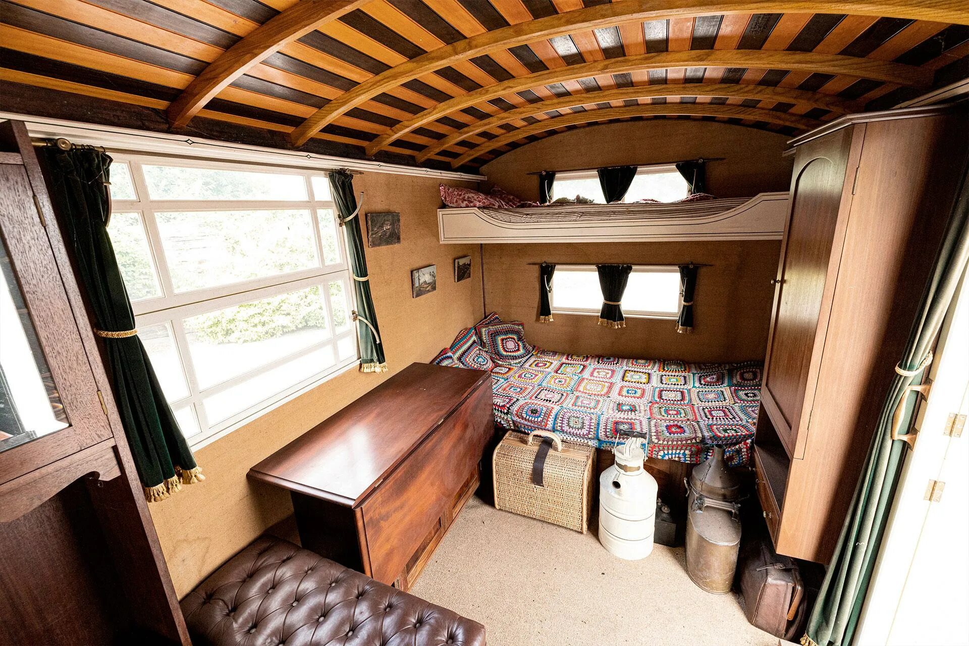 Можно ли жить в доме на колесах. Ford transit camper conversion. Camper автодом. Автодом ace airstream 1993г. Уютный домик на колесах.