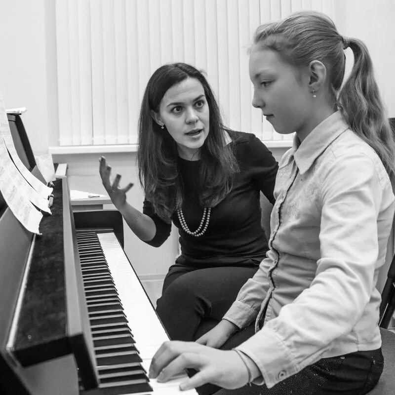 фотографии школы искусств. занятия в музыкальной школе. видео учитель музыки. занятия на фортепиано. ребенок за пианино и мама.