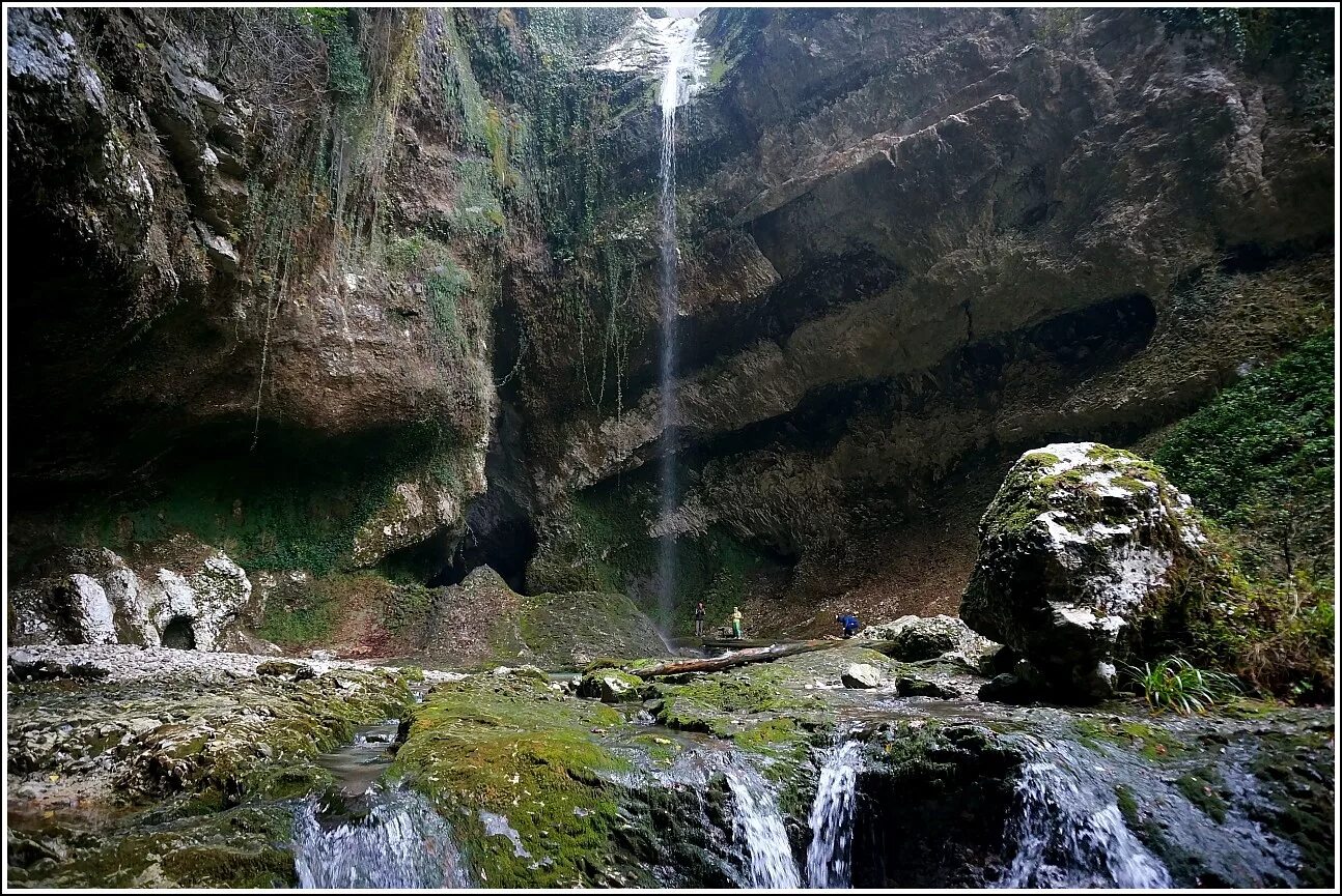 Водопад дракона. Водопад пасть дракона сочи. водопад глубокий яр (пасть дракона). водопад глубокий яр адлер. водопад пасть дракона (глубокий яр) в сочи.