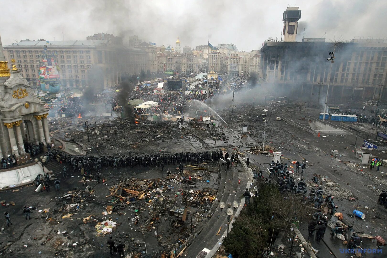 Киев площадь независимости Евромайдан. Майдан 2014 площадь независимости. Майдан Украина 2013. Майдан на украине длился