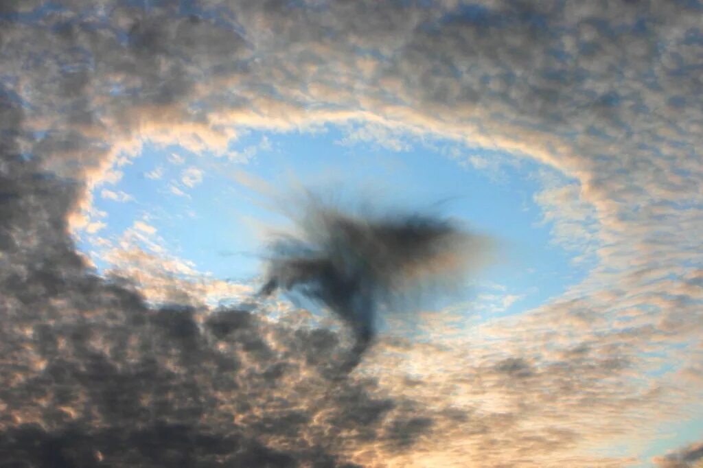 Сквозь узкий разрыв в облаках впр. Озоновые дыры. Эффект Fallstreak в перисто- кучевых облаках. Озоновая дыра в Антарктиде фото. Озоновая дыра в Австралии.