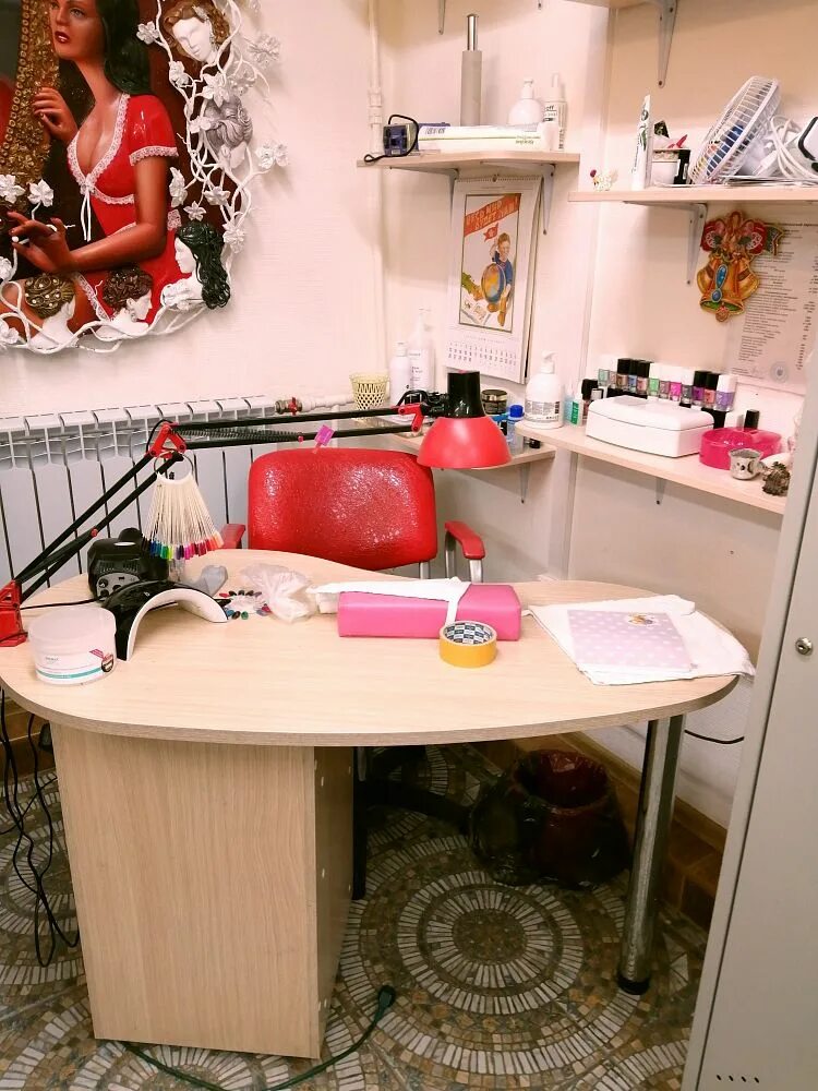 Маникюрный кабинет. Место мастера педикюра. Место для маникюра и педикюра. Маникюрный кабинет в стиле лофт. Рабочий кабинет мастера маникюра.