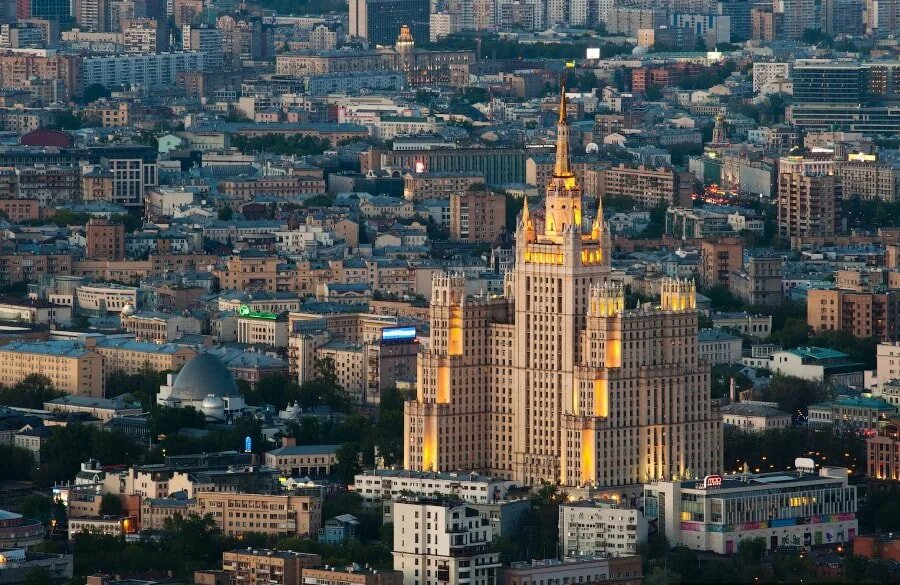 Здания сталинских высоток в москве. Сталинская высотка на Кудринской площади. Высотка, Москва, Кудринская площадь. Высотное здание на Кудринской площади. Сталинская высотка дом на Баррикадной Кудринская площадь.