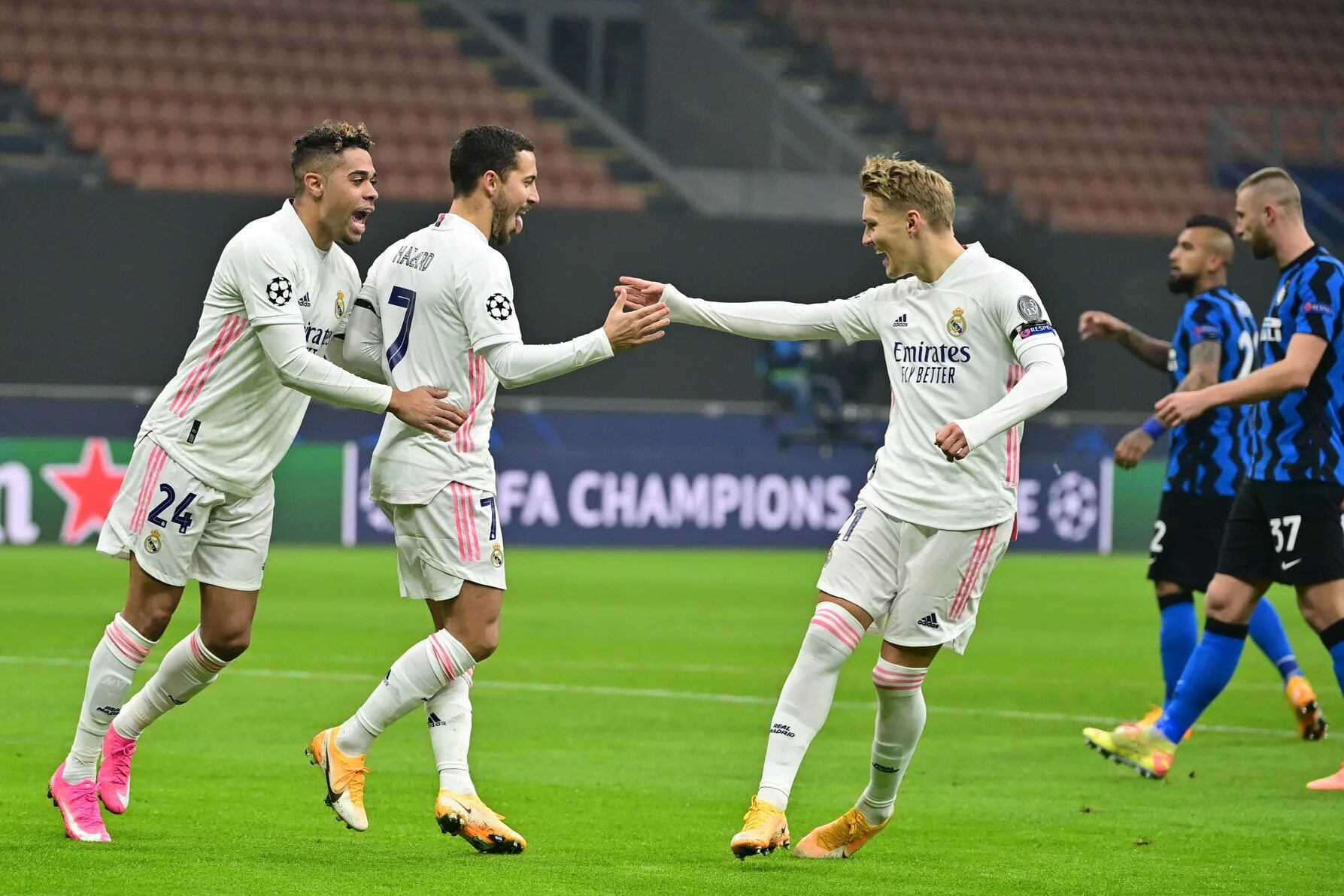 Uefa champions league логотип. 1/8 лиги чемпионов. Лига чемпионов ближайшие матчи по футболу. Лига чемпионов ближайшие матчи по футболу. Групповой этап лч 21/22.