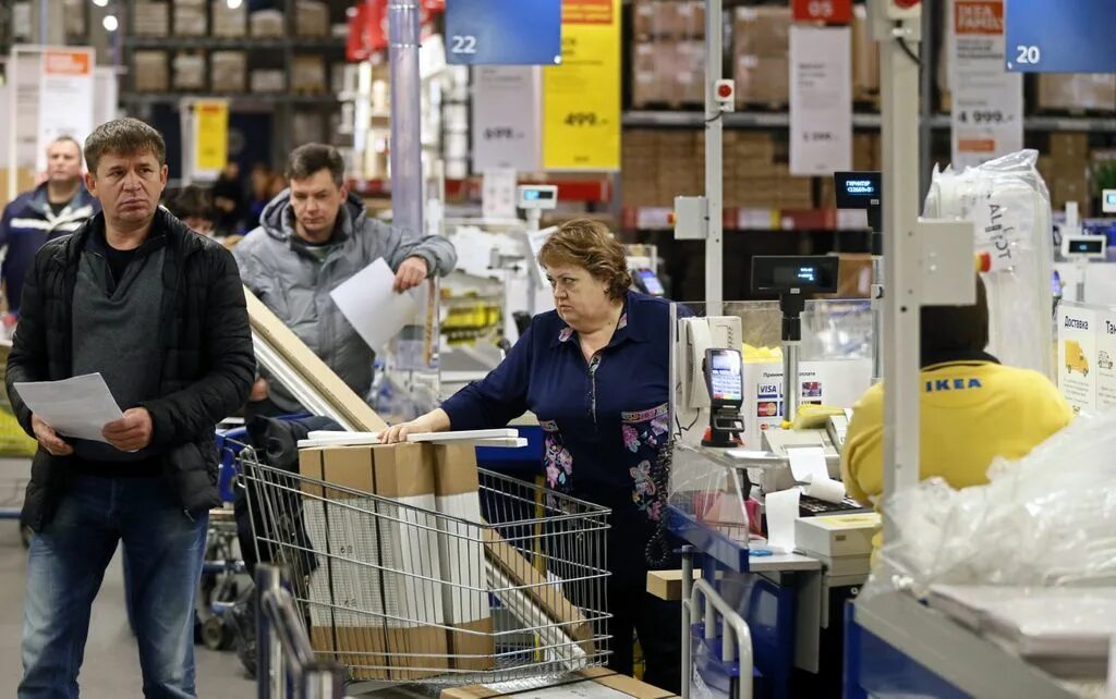 Икеа фото магазина. Покупатель в мебельном магазине. Покупатели в икеа. Икею покупают. Икею покупают.