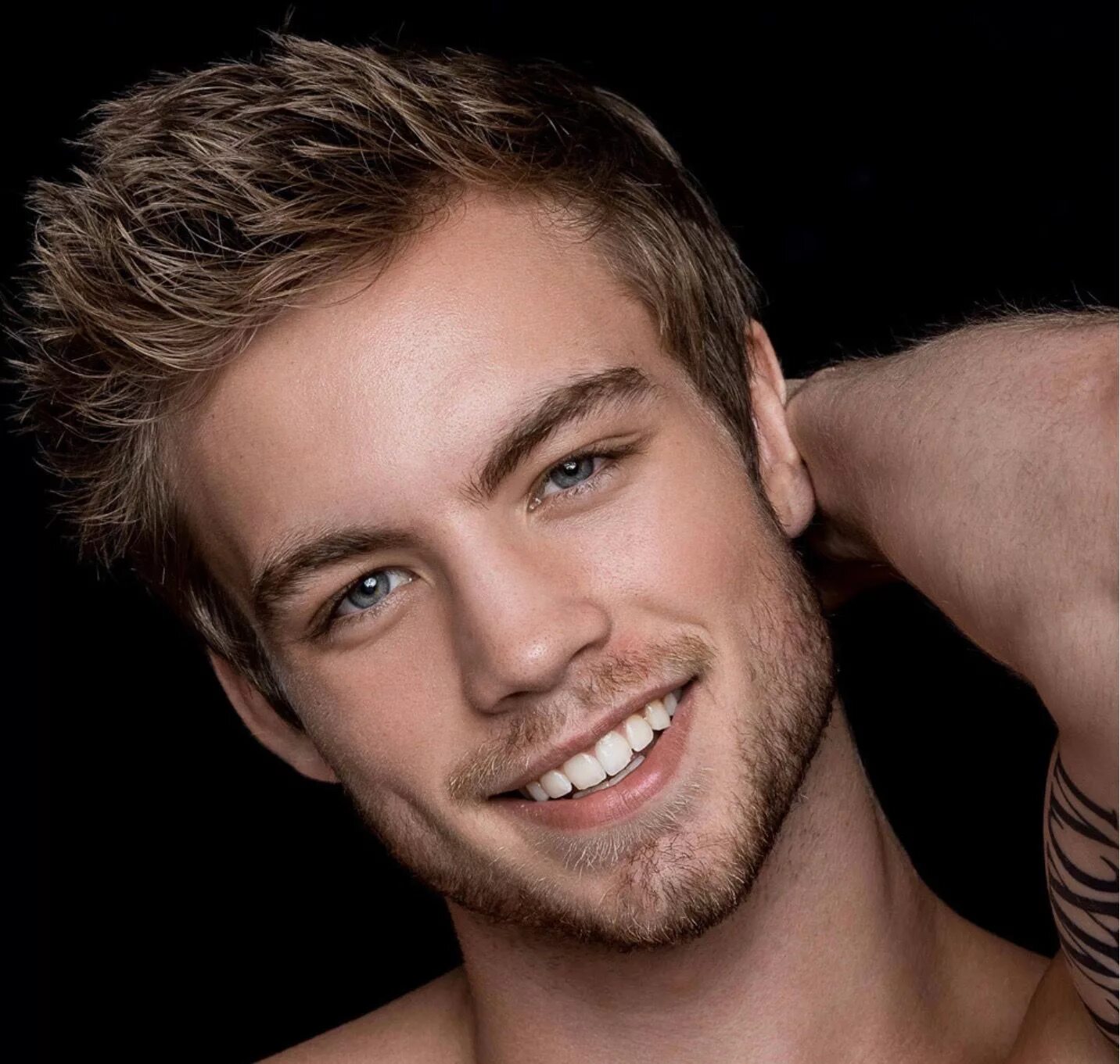 Костас мартакис модель. Фотомодель хорхе дель рио. Йен сомерхолдер красавчик. Лицо красавца. Майк pishek.