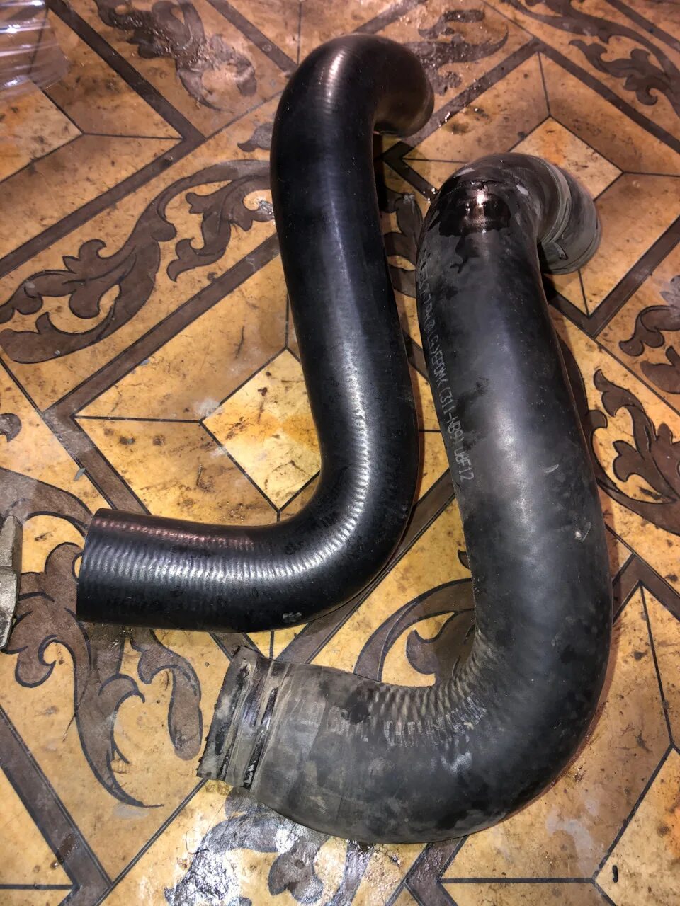 Раздуло патрубок. Раздуло патрубок радиатора. Патрубок радиатора верхний camry. Верхний патрубок радиатора а15mf. Вздутый патрубок радиатора.