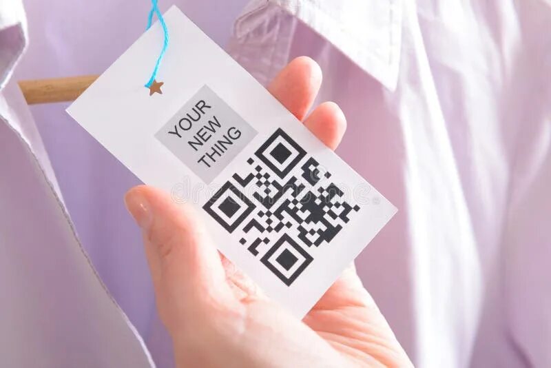 Qr код одежды. Бирка с QR кодом. QR код на одежде. Бирка с QR кодом на одежде. QR код лейбл на одежде.