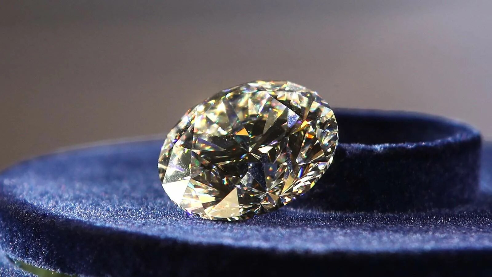 Жизнь бриллианта. Алмаз Куллинан звезда Африки. Самый дорогой драгоценный камень.