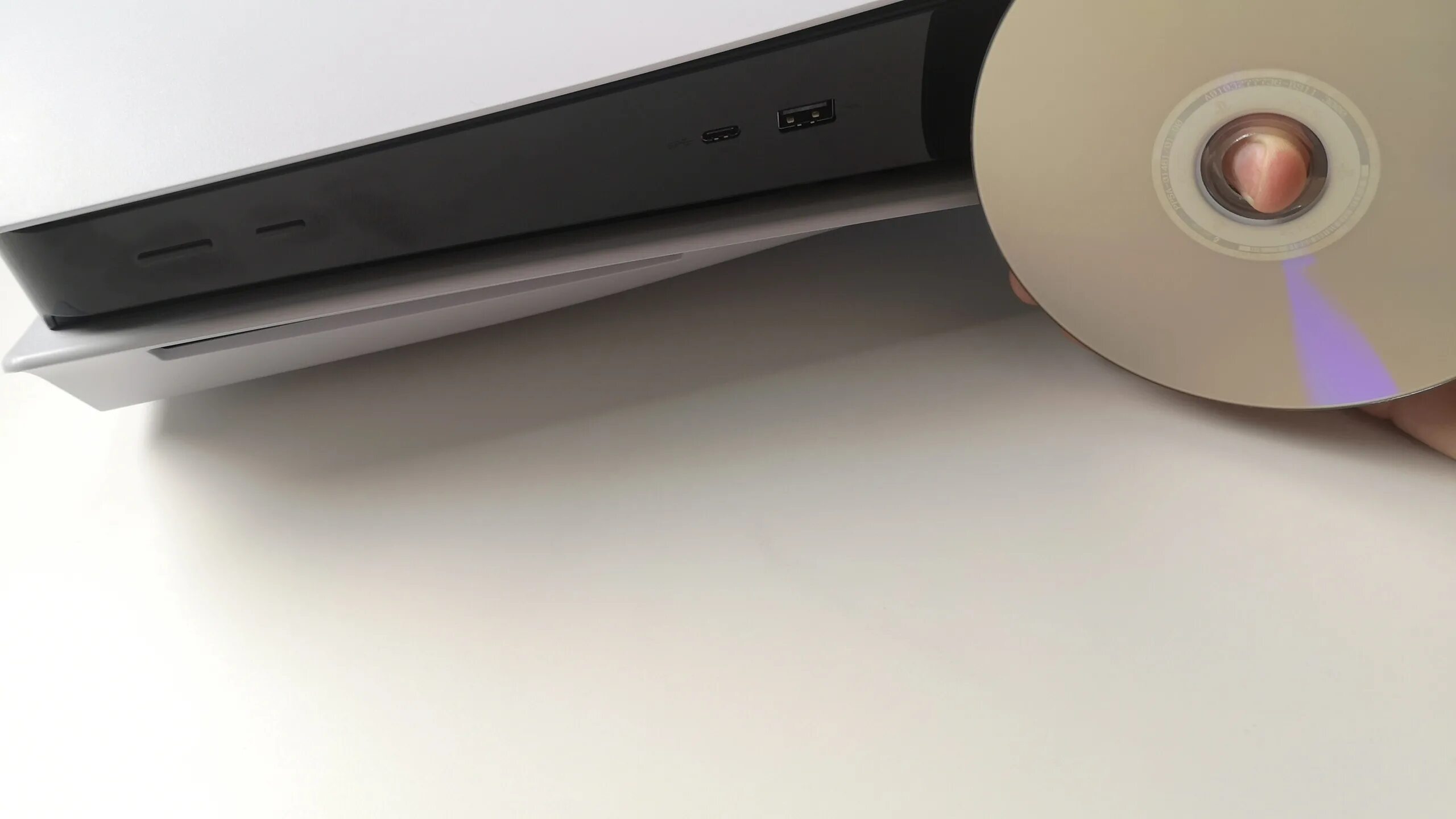 Телевизор с дисководом. Вставить диск ps5. Как вставить диск в playstation 5. Как вставлять диск в ps5. Как правильно вставлять диск в ps5.