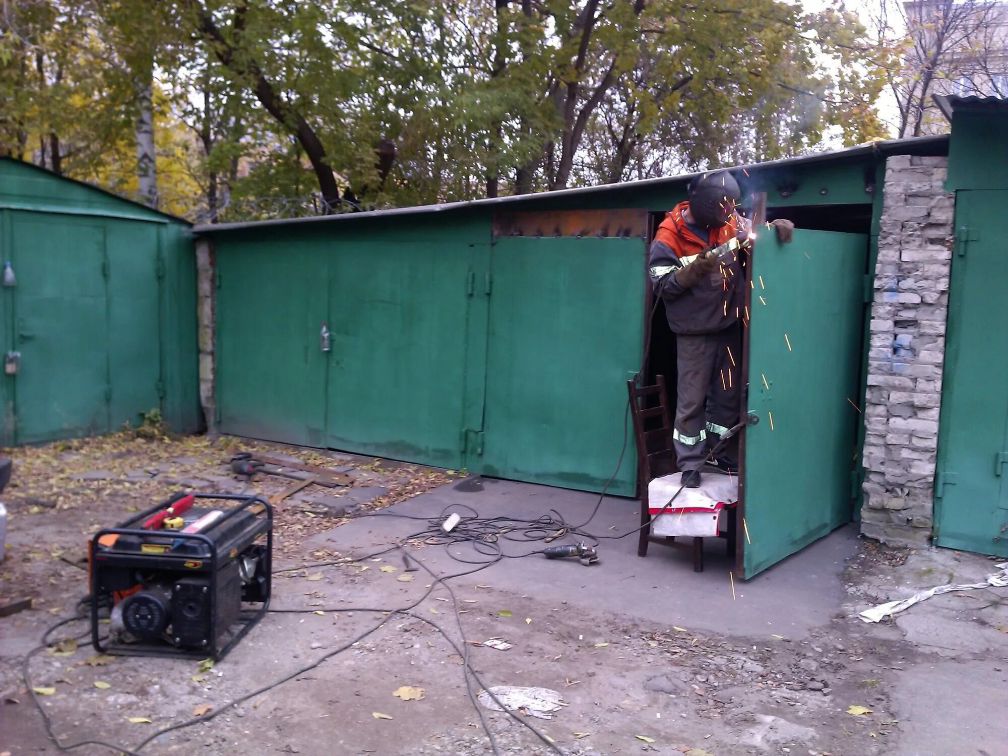 Инструмент для гаража. Гараж сварочных работ. Обустройство гаража. Гараж сварщика. Сварочный пост tig сварки.