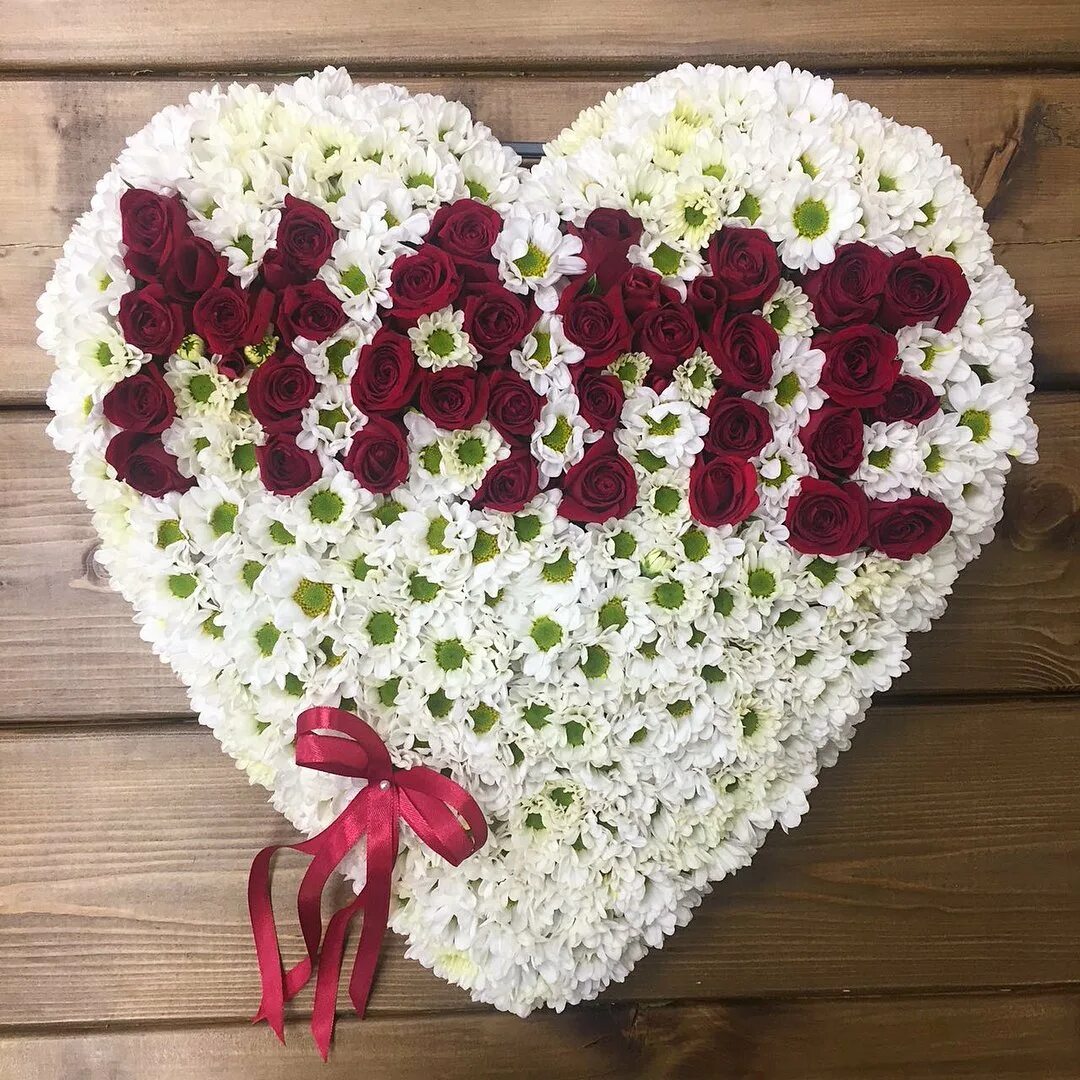 Сердечко из цветов. Букет из роз "сердце". Сердце из роз. Сердце из цветов. Сердце из роз.