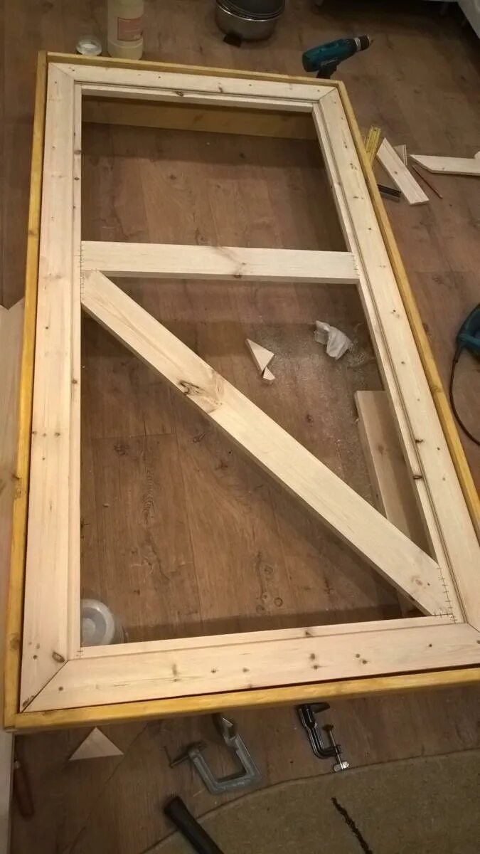 Как сделать самодельную дверь. Дверь в сарай из досок. Деревянная дверь в сарай. Деревянная дверь в сарай. Как сделать самодельную дверь.