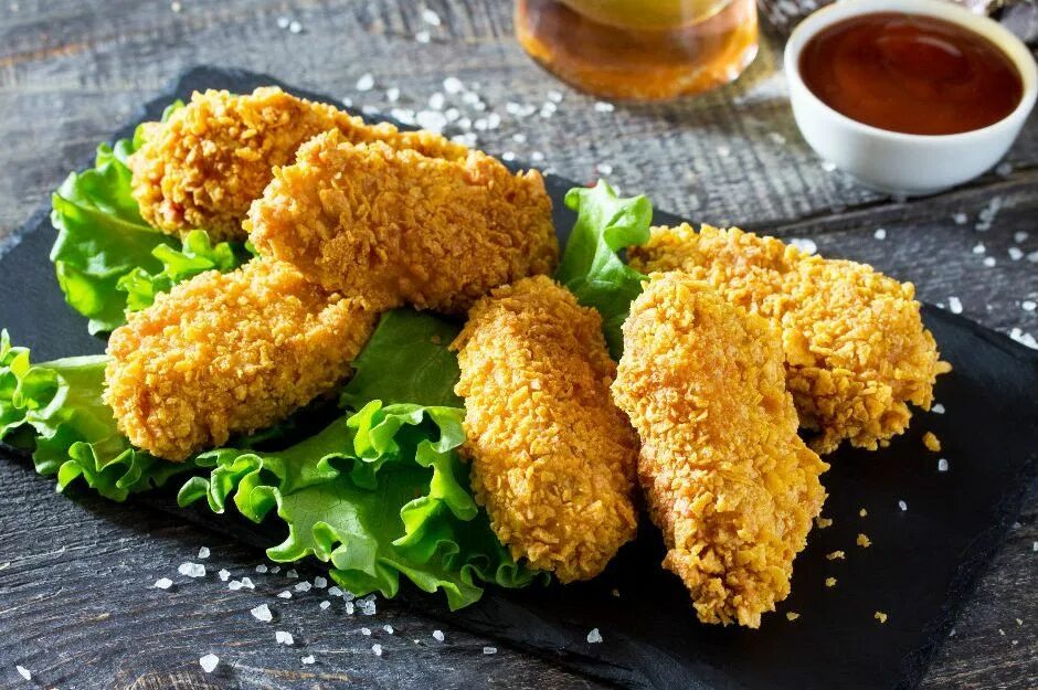 Рецепт хрустящей курицы кусочки. Наггетсы и стрипсы. Стрипсы KFC панировка. Наггетсы, Крылья куриные, грудки в панировке. Наггетсы в панировке Панко.