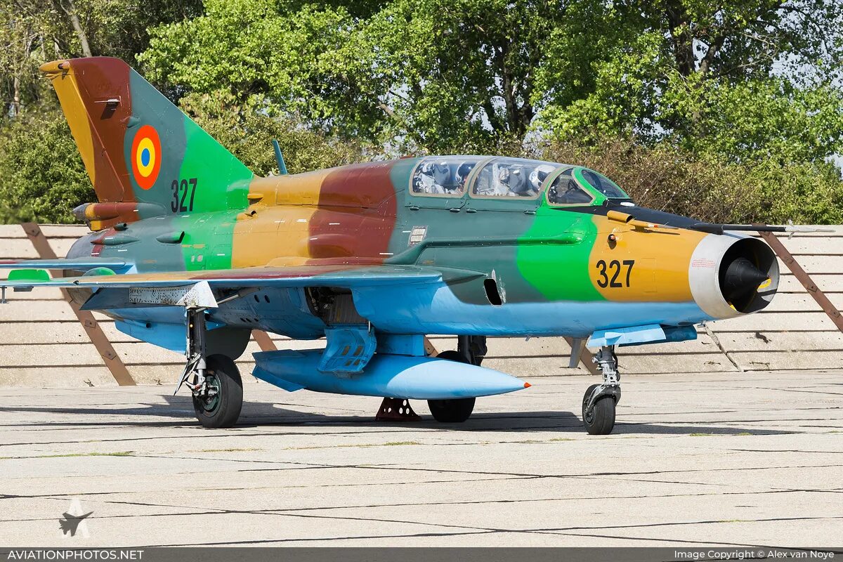 Миг-21 lancer c. Mig 21. Mig-21 lancer ввс румынии. Mig-21 lancer ввс румынии. Самолет миг-21бис.