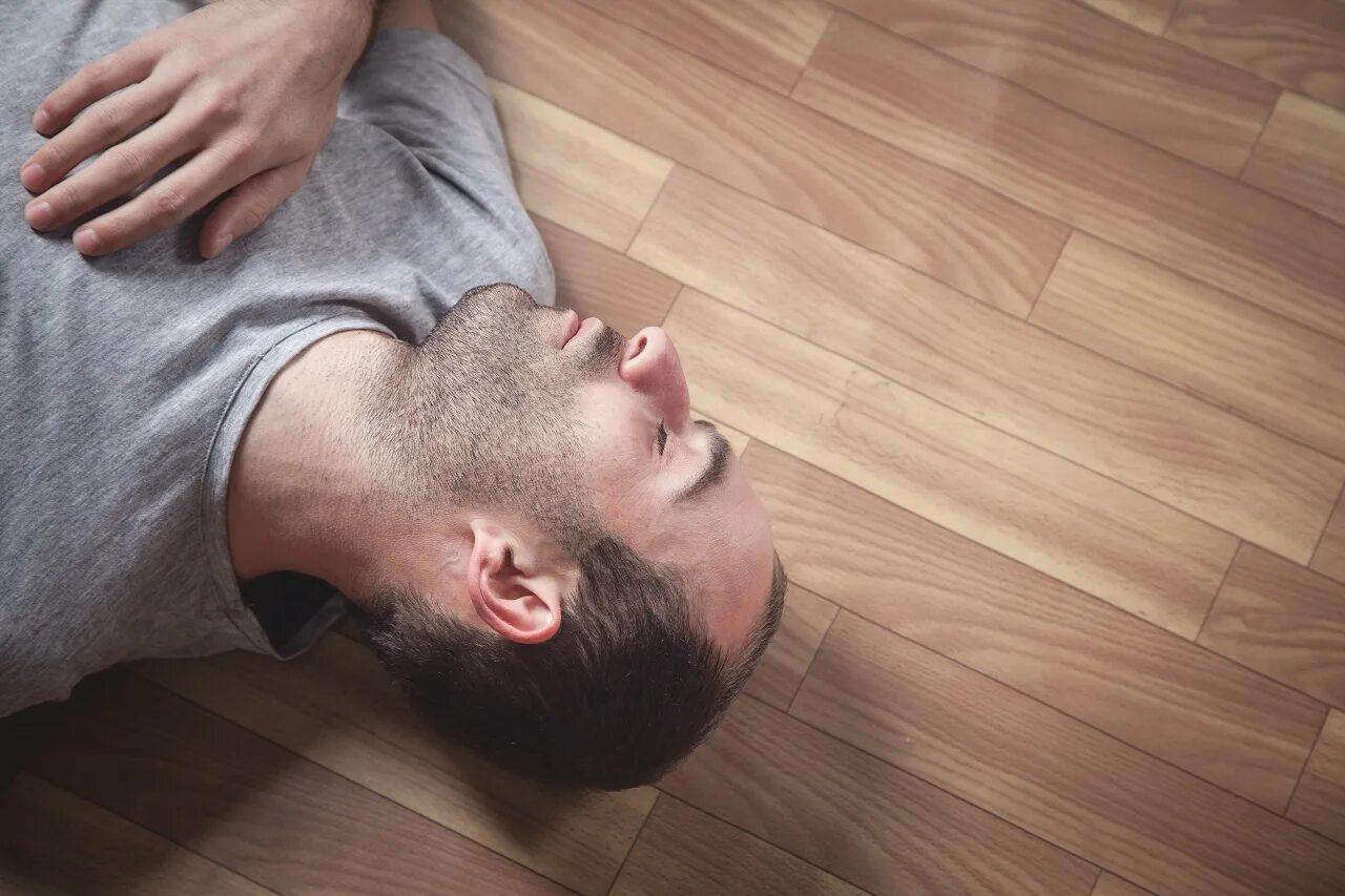 Мужчина лежит на полу. Кратковременная потеря сознания фото. Обморок клиника. Муж без сознания