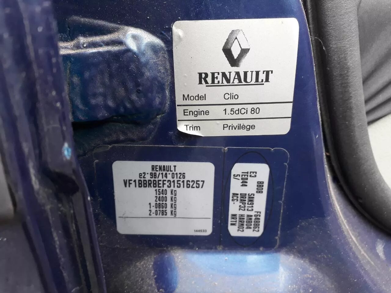 Трафик вин. VIN Рено Логан 2. Табличка VIN Renault Laguna 1. Renault Laguna 2 2001 VIN номер. Рено Логан 2011 года 1.6 номер краски.