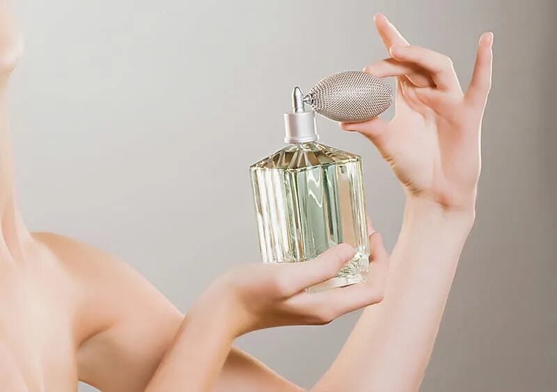 парфюмерия. духи my collection. распыление духов. парфюмерия. нанесение парфюма.