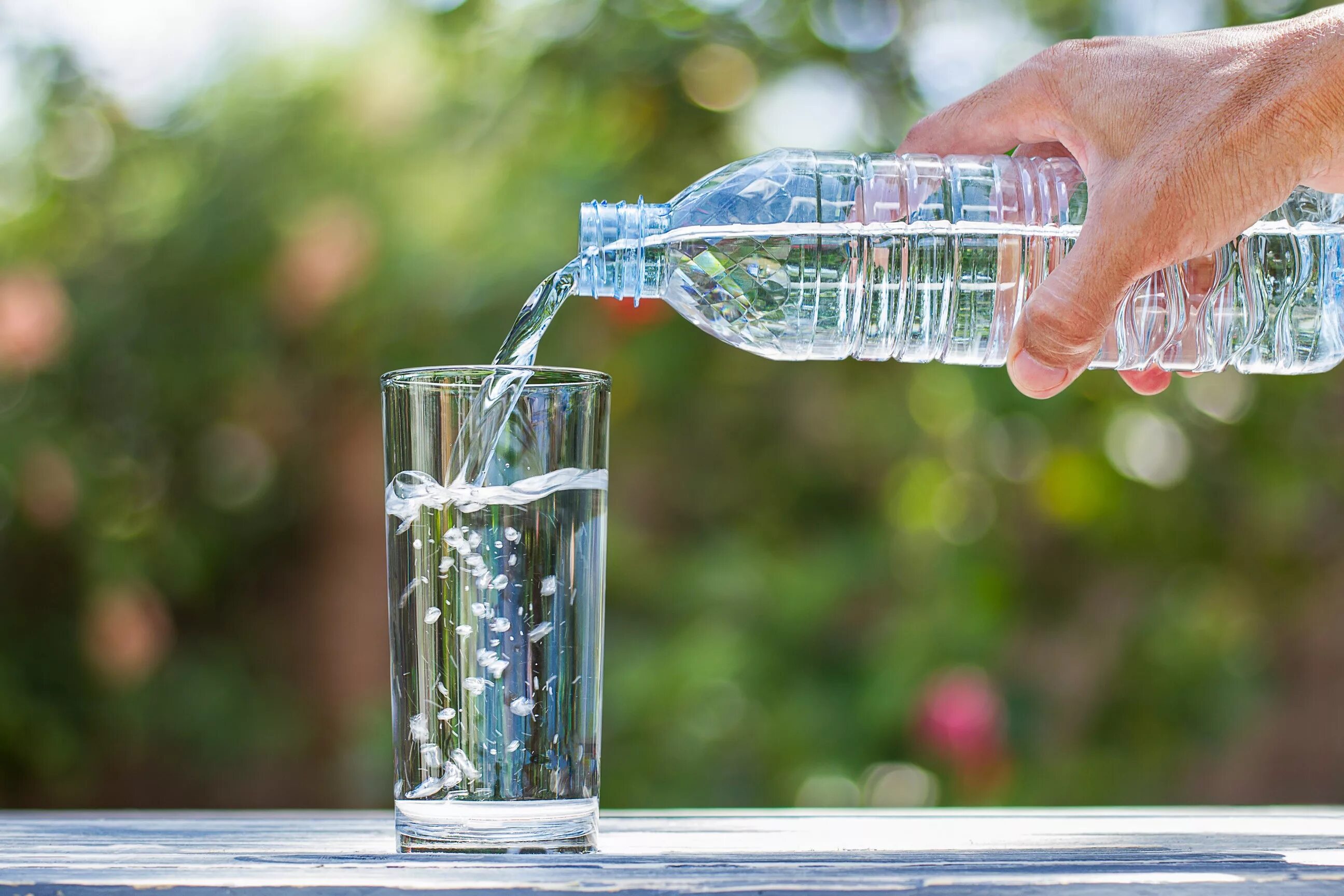 Бутылка для воды. Вода из бутылки. Минеральная вода в стакане. Бутылка минералки. В стеклянную бутылку налили