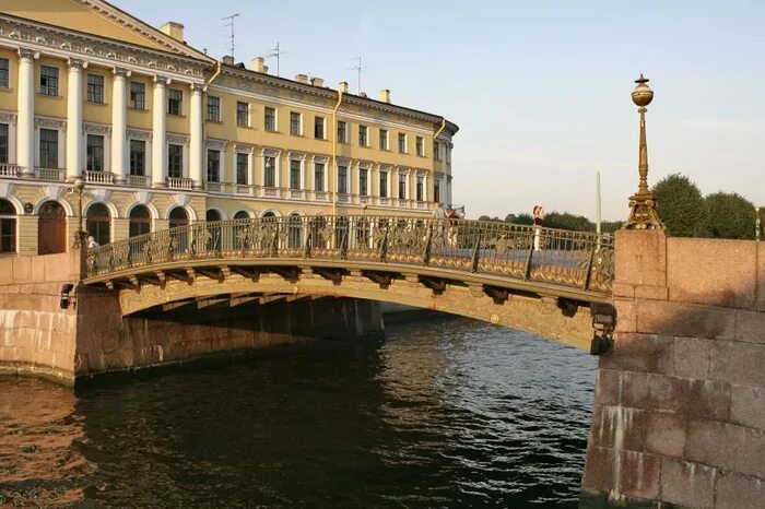 Малый конюшенный мост в санкт-петербурге. Театральный мост в санкт-петербурге. Малый конюшенный мост. Мало-конюшенный мост в санкт-петербурге. Малый конюшенный мост в санкт-петербурге.