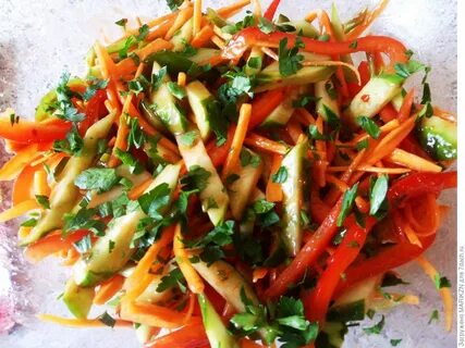 Салат из свежих огурцов перца и моркови
