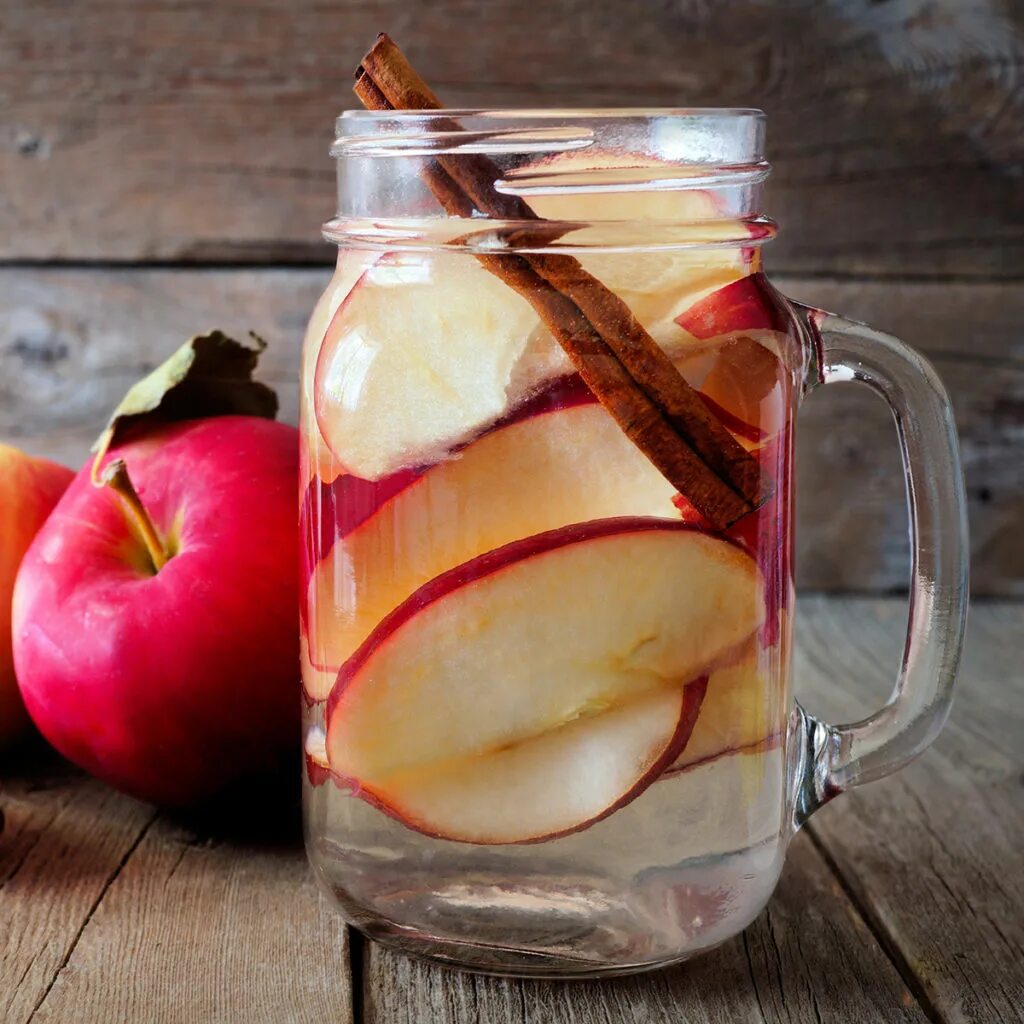 Рецепт воды с яблоками. Яблоко с корицей. Лимонад яблоко. Яблочная вода. Лимонад из яблок.