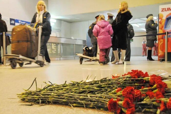 Теракт в москве день траура. Траур по погибшим в теракте в Домодедово. Теракт в аэропорту Домодедово. 9 Мая 2011 в аэропорту Домодедово.