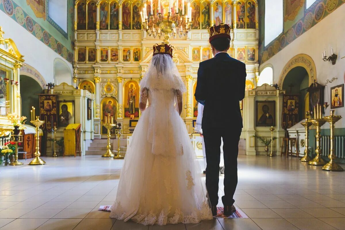 Венчание мужа и жены. Венчание 2022. Звенчан. Церемония венчания в церкви. Свадьба в церкви.