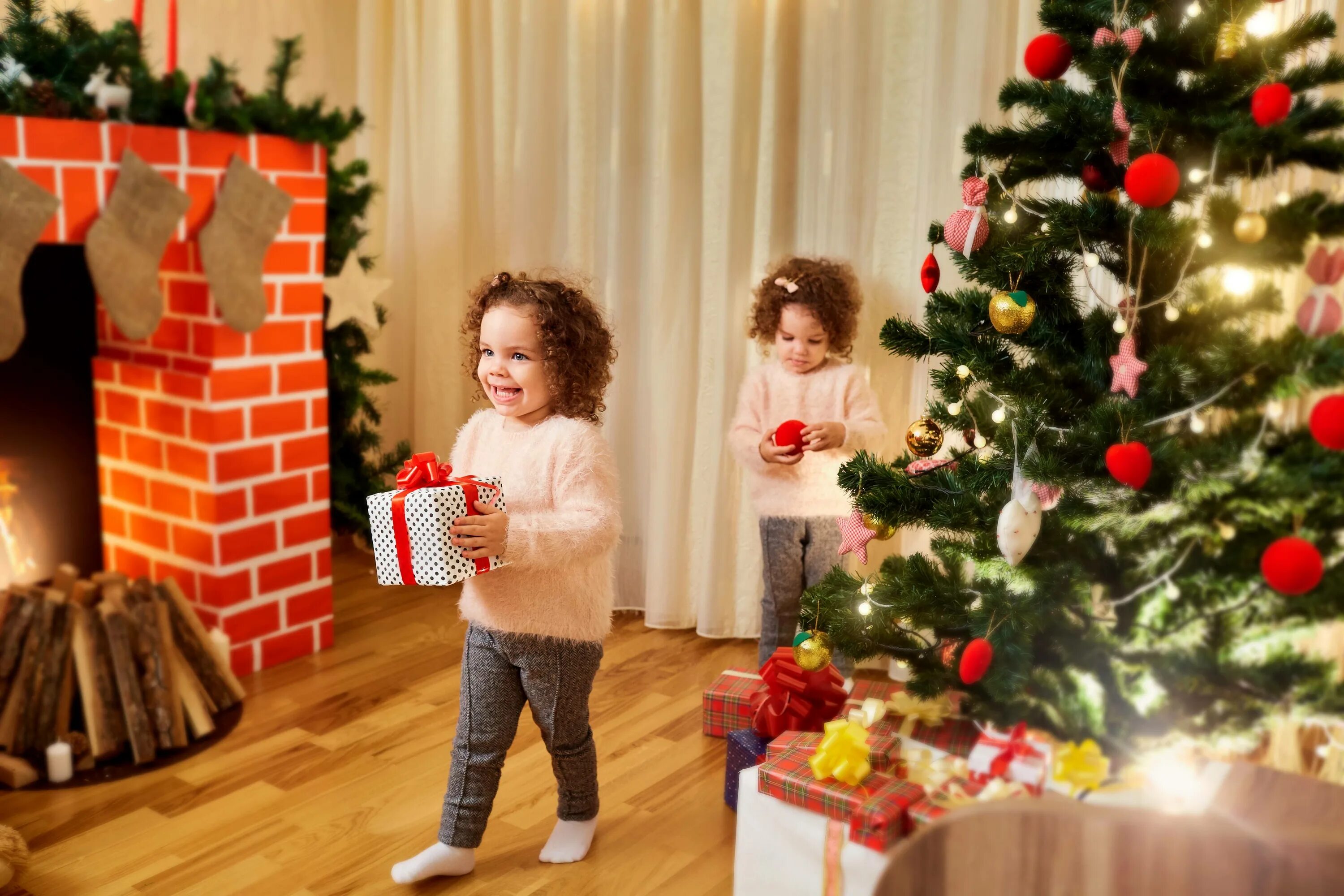 Игры малыши новый год. Дети наряжают елку. Подарки под ёлкой. Наряжаем елку. Новый год дети.