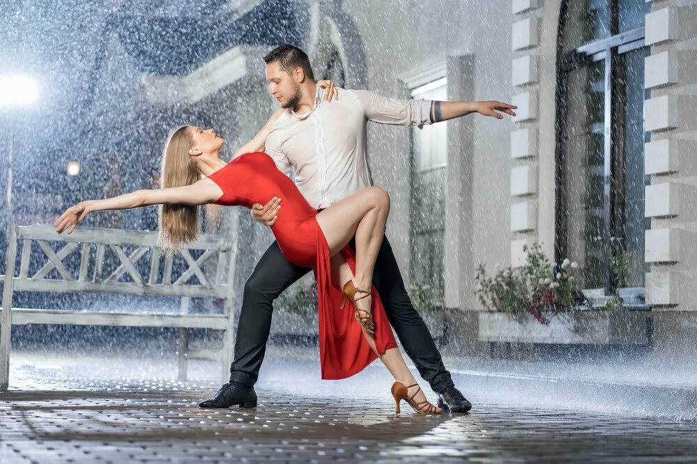 Где мы с тобою вместе танцевали. Танго Кристофер Кларк. Танго под дождем. Танго вдвоем. Женщина и мужчина танцуют танго под дождем.