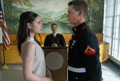 Nicholas Galitzine and Sofia Carson in Пурпурные сердца (2022) .