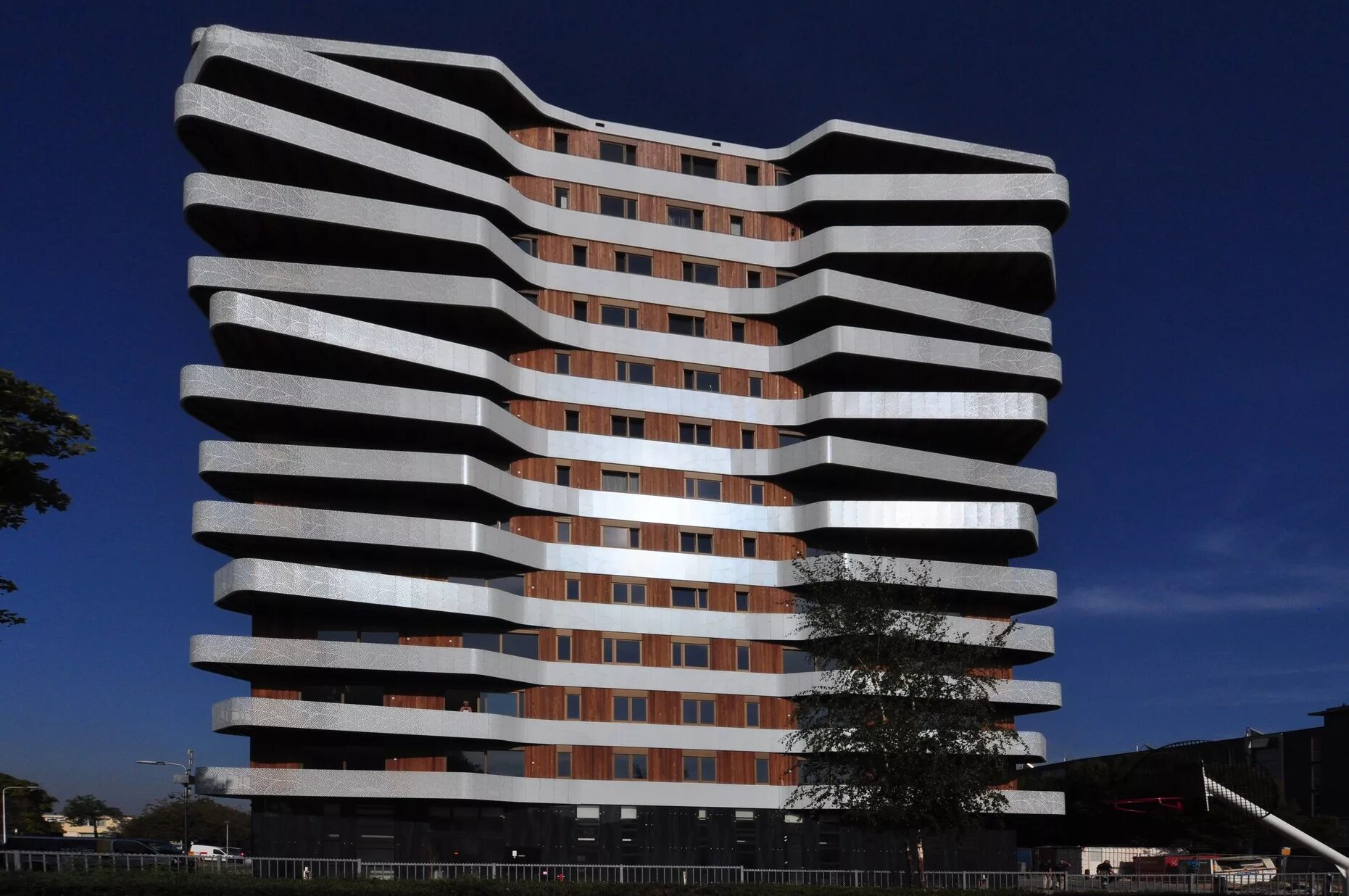 Фасад здания мкд. Жилой дом hatert в неймегене, 24h architecture. фасад жилого здания в мехико kiral». многоэтажный дом голландия. многоэтажные жилые дома голландия.