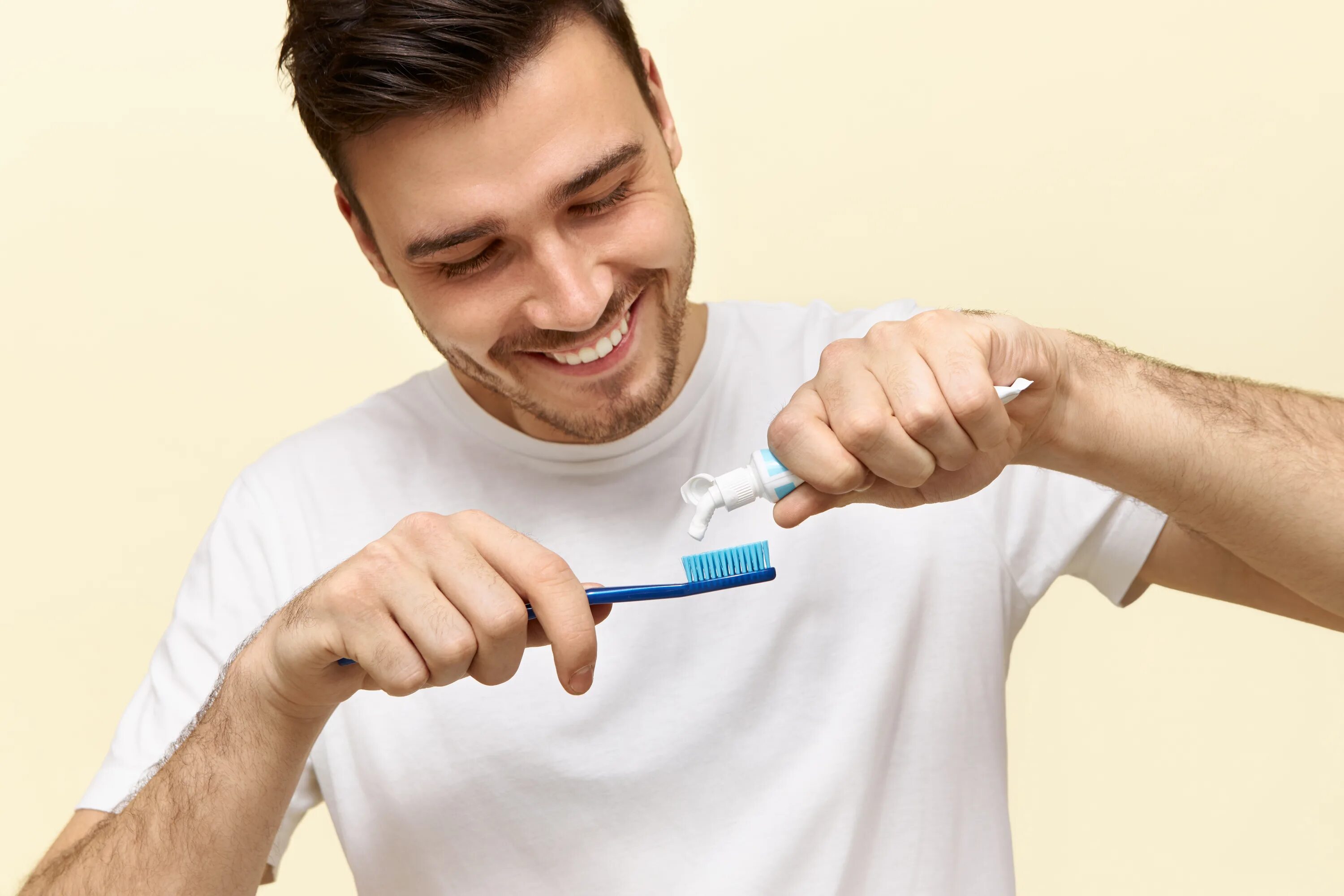 Хватит чистить. Зубная щетка мужская. Чистим зубы!. Человек чистит зубы.