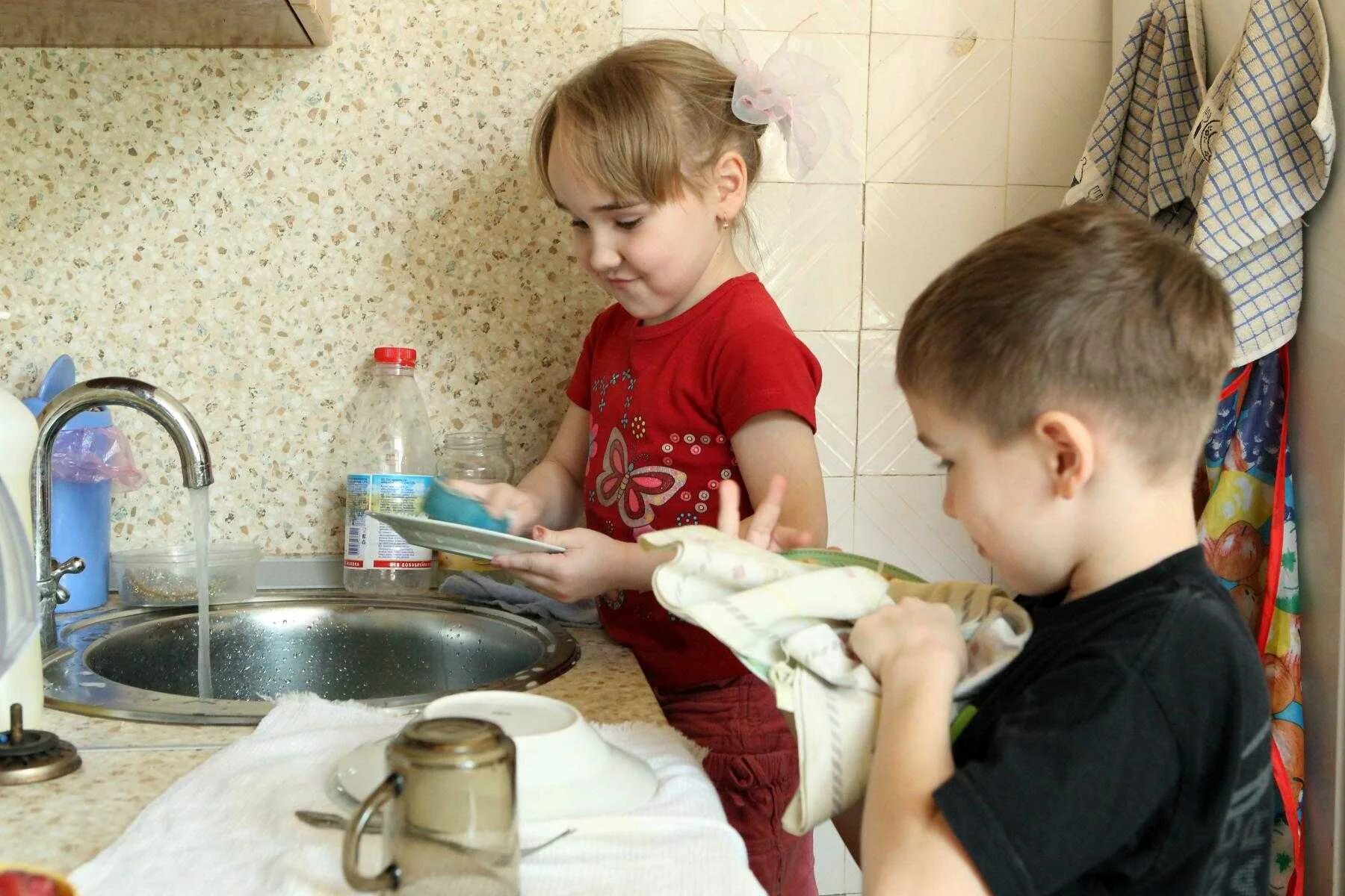 Помощь младшим в семье