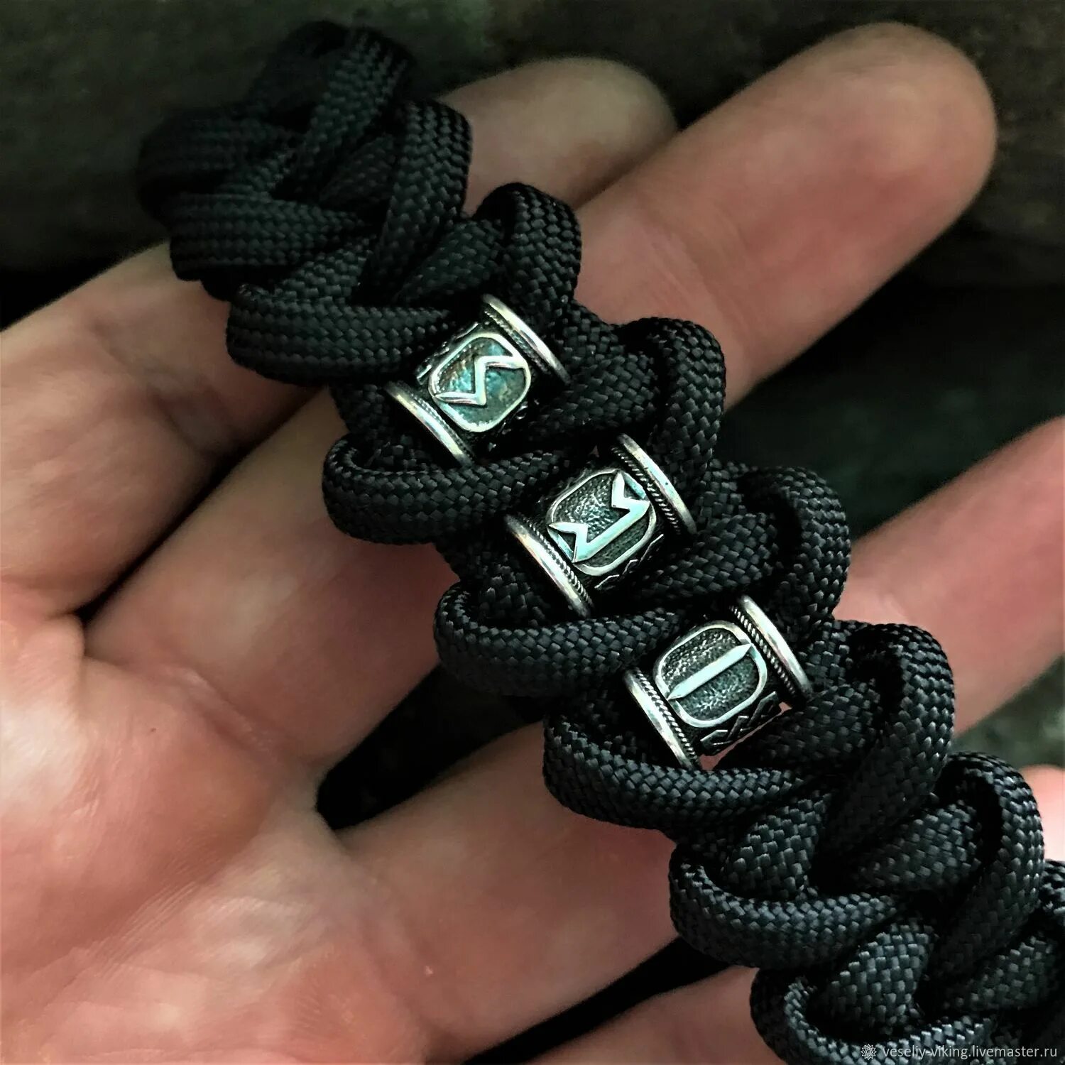 Как плети браслет из паракорда. Браслет из Paracord extreme. Плетение рыбий хвост паракорд. Акулий зуб паракорд плетение.