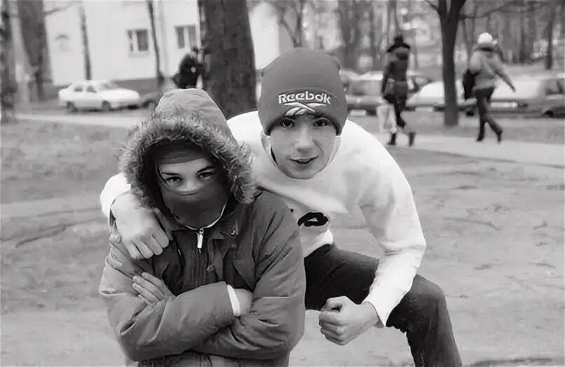 Я другой пацан. Я другой пацан. Грустный пацан. Друзья мальчики. Парень обернулся.