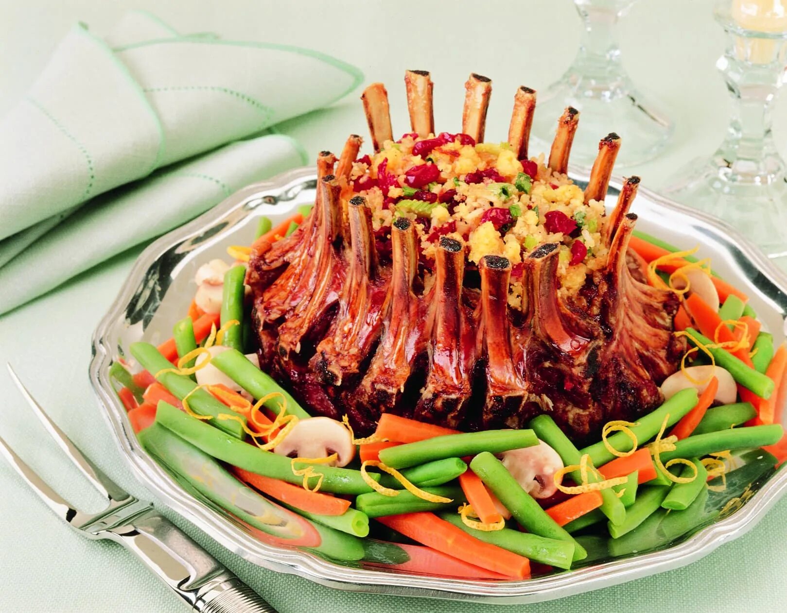 Сделать какое нибудь блюдо. Корона из бараньих ребрышек. мясная корона из ребрышек. необычные праздничные блюда. корона блюдо из ребрышек.