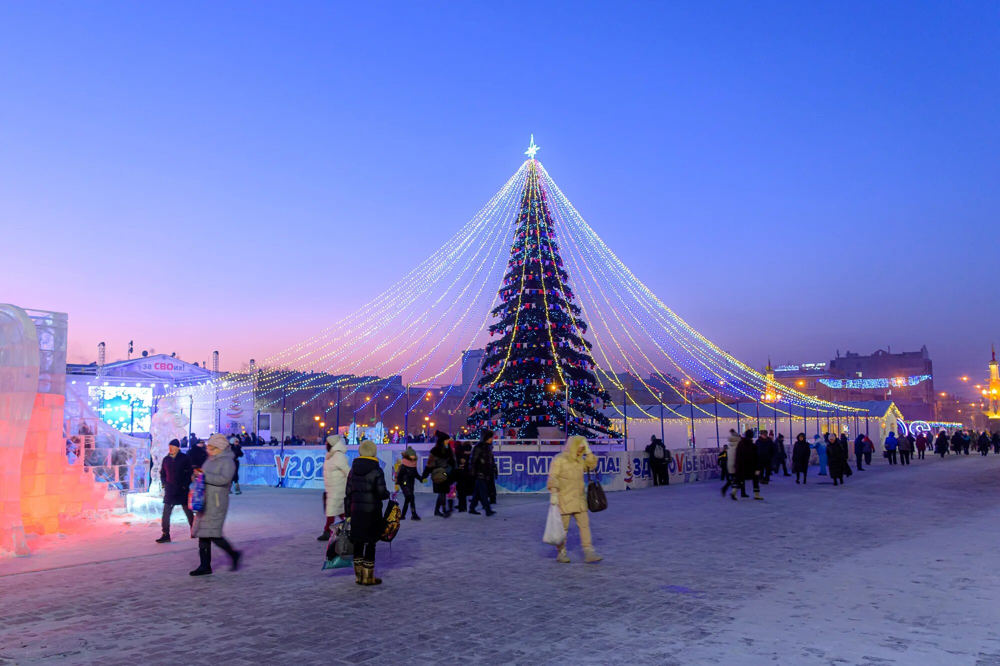 новогодний ночной город. чита площадь 2023 год. интересные скульптуры в чите. площадь ленина чита новый год 2022. чита площадь 2023 год.