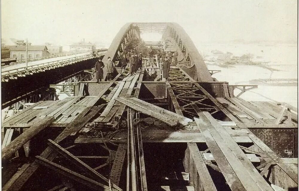 Большой каменный мост 19 век. Крымский мост через москву реку 1930. Москва большой каменный мост 1938. Строительство москворецкого моста. Чугунный мост в москве.