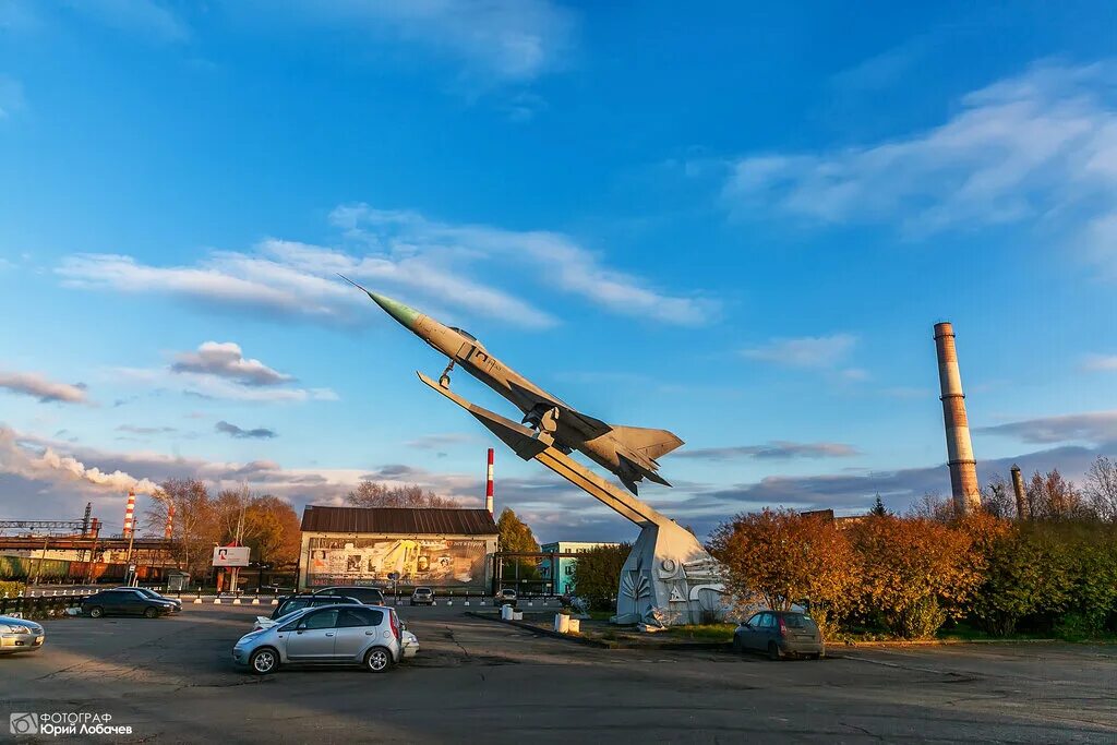 Крылатый воронеж. Самолет Су-15 памятник Новокузнецк. Самолет Су памятник Новокузнецк. Самолет на алюминиевом заводе в Новокузнецке. Стела самолет Новокузнецк.