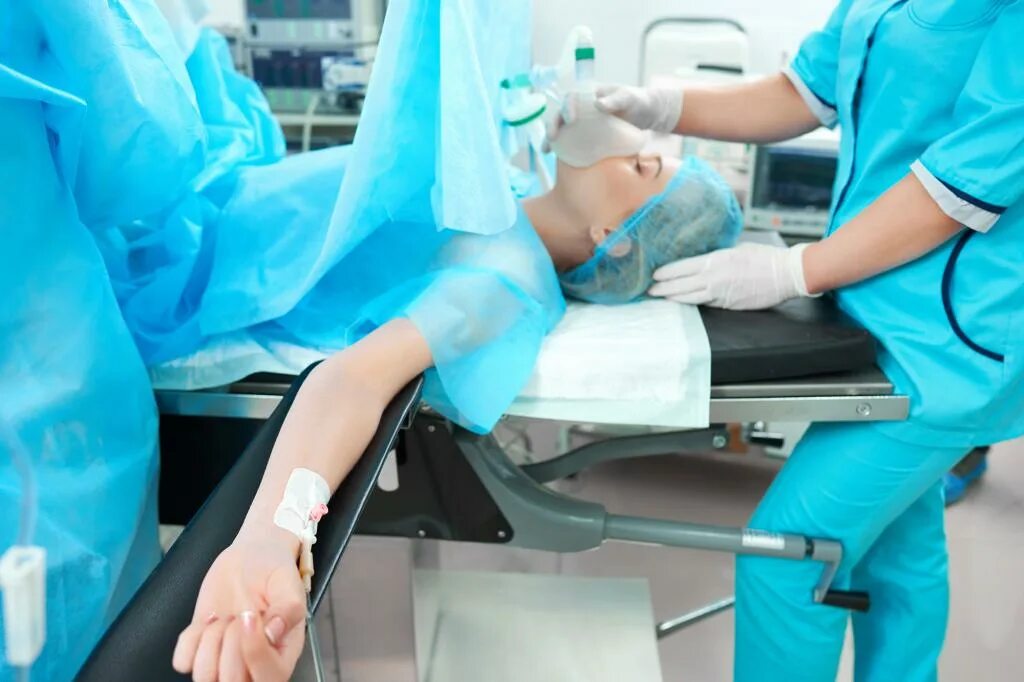 Пациент после наркоза. Женщина на операционном столе. пациент на операционном столе. операция под общим наркозом. женщина на опирцонмом стилей.