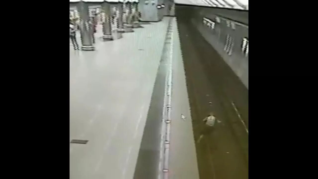 Парень упал в метро екатеринбург. Мужчина упал на рельсы в метро. Сотрудники метрополитена. Парень упал в метро екатеринбург. Мужчина упал на рельсы в метро.