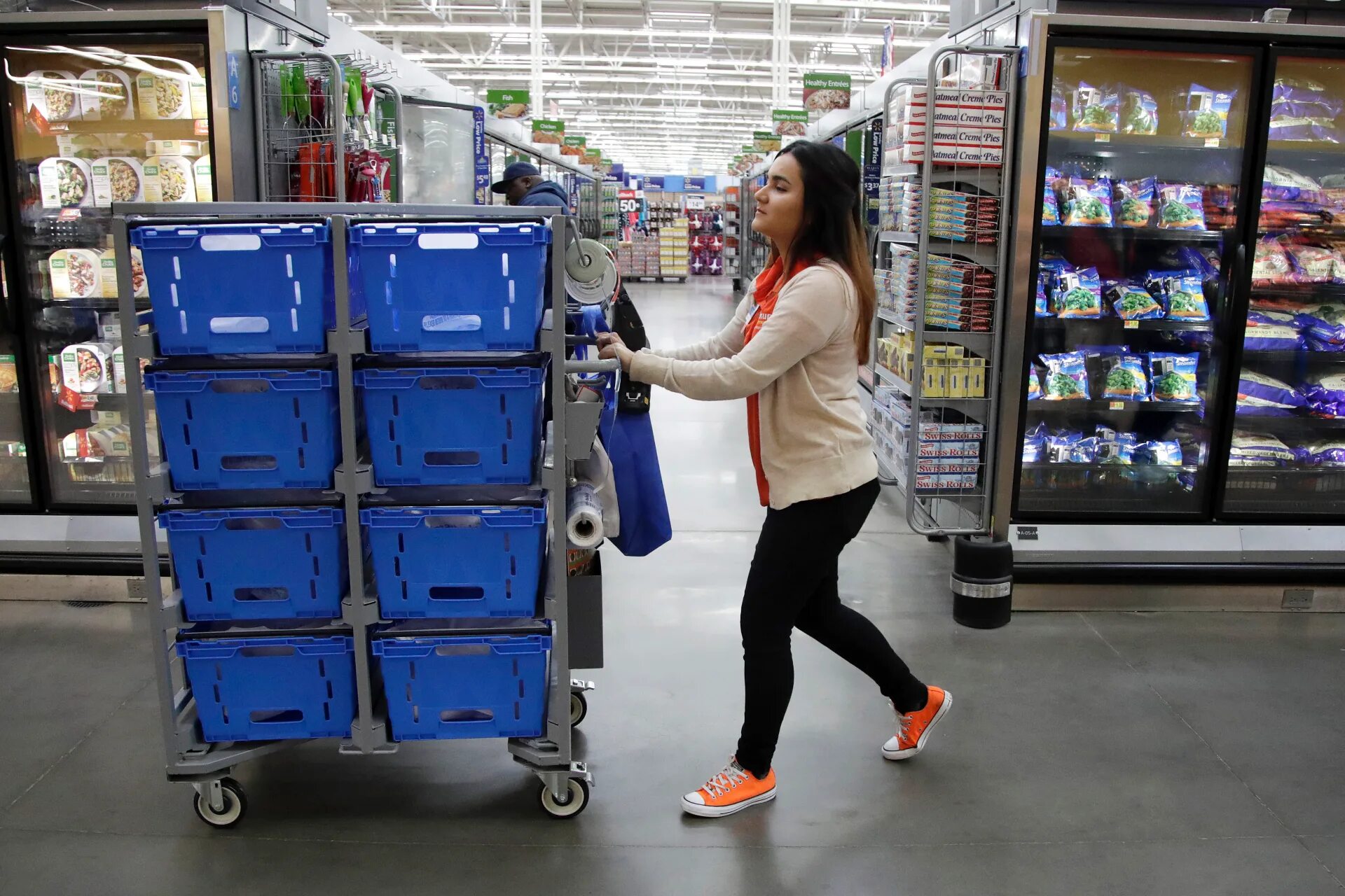 Волмарт сотрудники. Работник Walmart. Walmart внутри. Ритейл США.