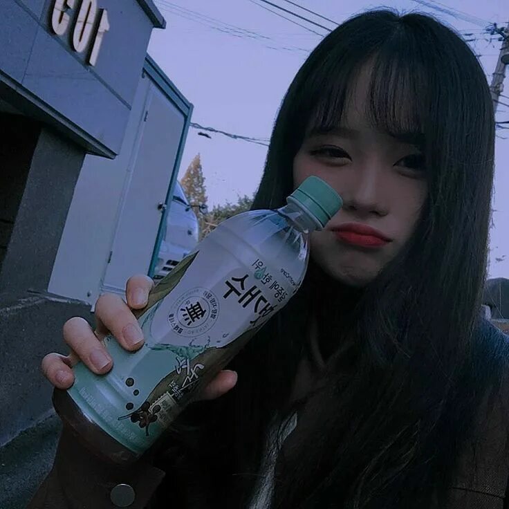 Девушка дед инсайт. Ханна тик токер. Девушка прикидывается мертвой. Дед инсайд девушка. Девушки с короткими волосами эстетика.