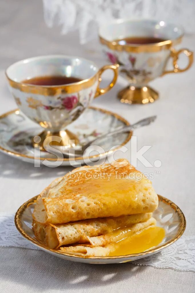 Чай с блинами. Чашки чая с блинчиками. Завтрак с блинчиками и чаем. Блинчики с чаем. Доброе утро чай с блинами