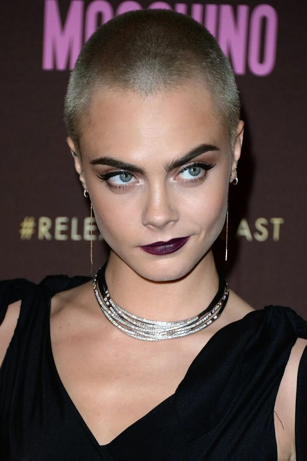 Почему сбривают брови. Cara Delevingne лысая. Cara Delevingne Валериан.