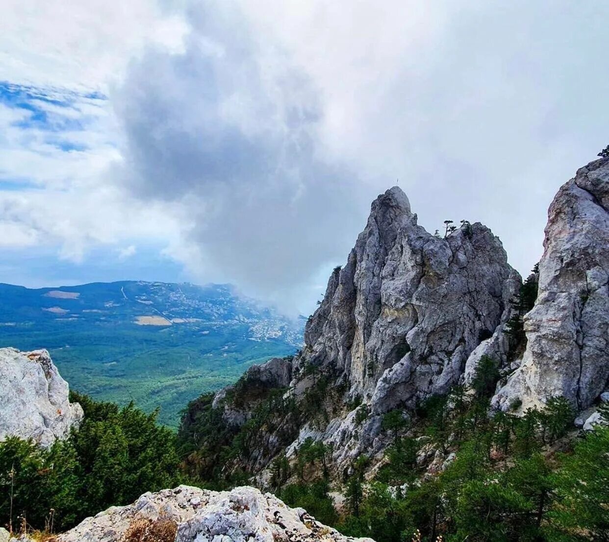 Ялта гора ай-петри. Крымские горы ай петри. Гора ай петри зубцы. Ай петри приморский. Ай петри приморский.