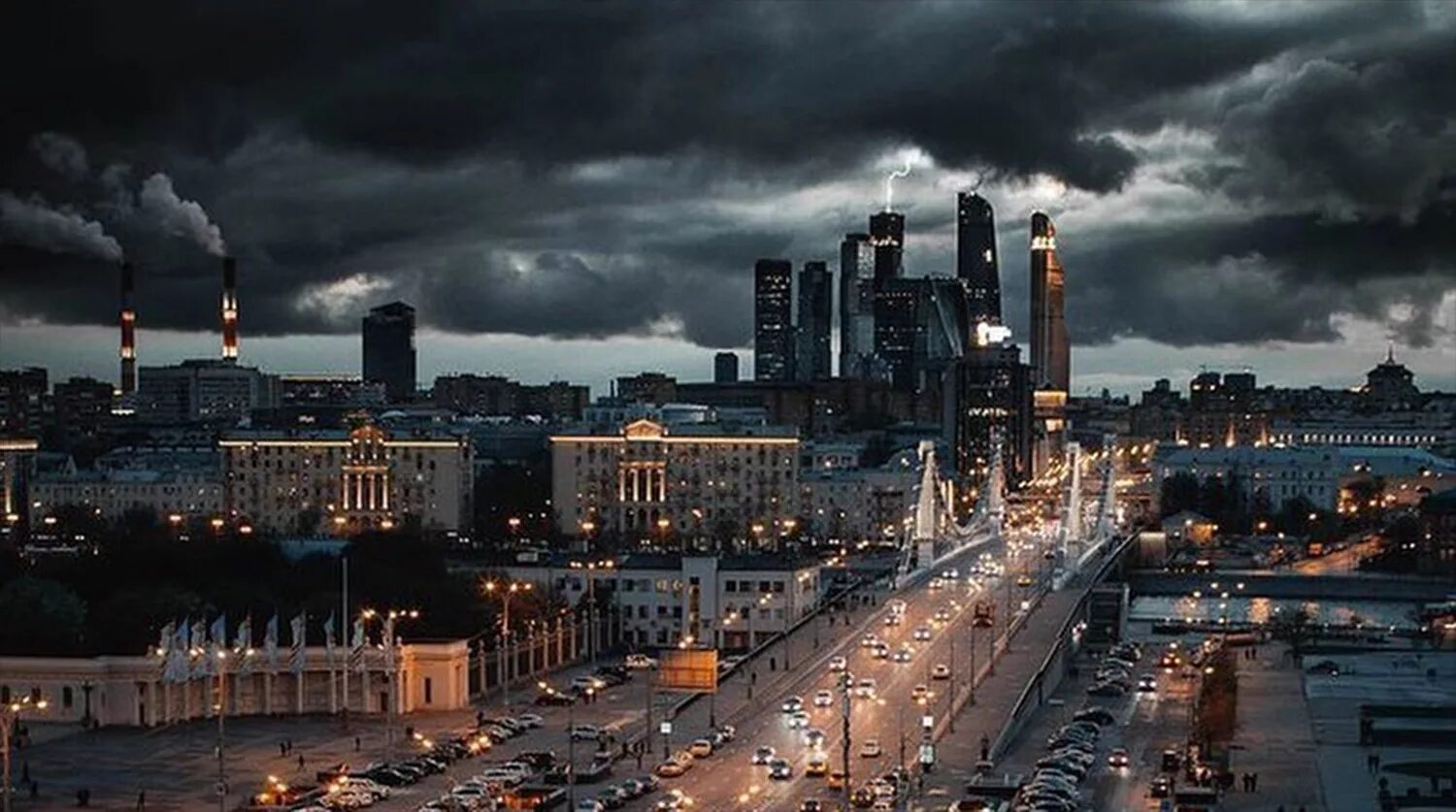 Дождь в реальном времени москва. Москва Сити гроза. Пасмурная Москва. Дождливая Москва. Москва Сити дождь.