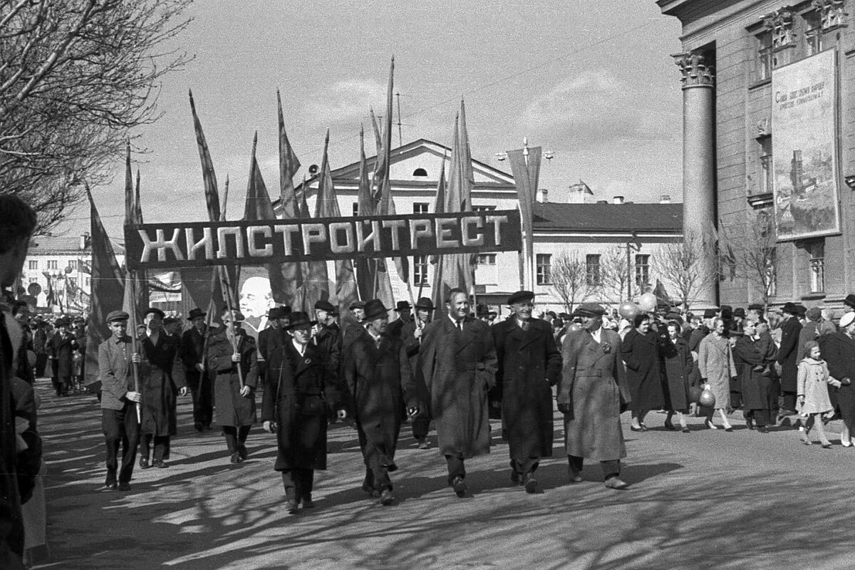 1 мая петрозаводск. Петрозаводск 1959 год. Демонстрации на 7 ноября в Петрозаводске. Фото старого Петрозаводска. Первое мая Петрозаводск.