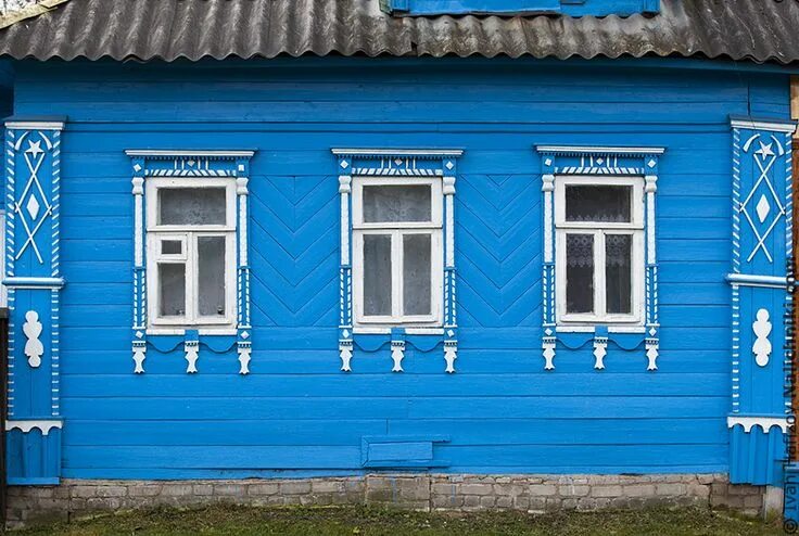 Красивые голубые деревянные дома в деревне фото Голубой домик с резными наличниками  Традиционный дом, Традиционны